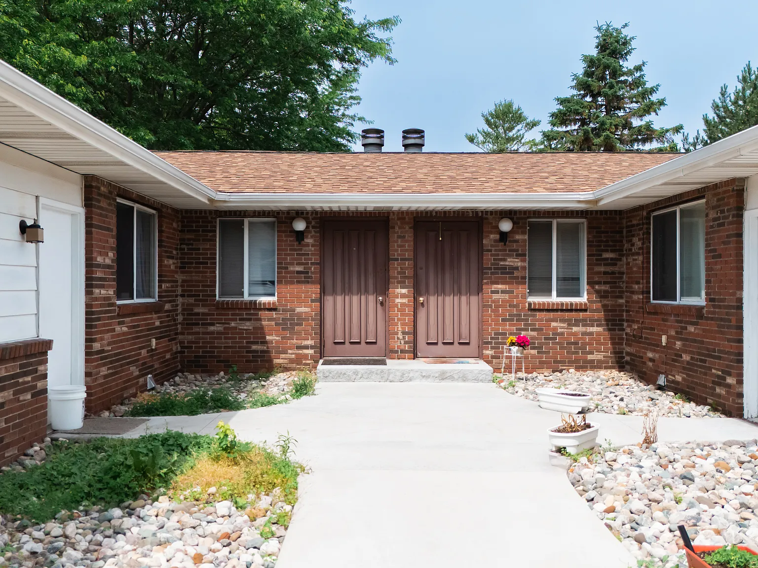 1715 N Hagadorn Rd — Photo 2