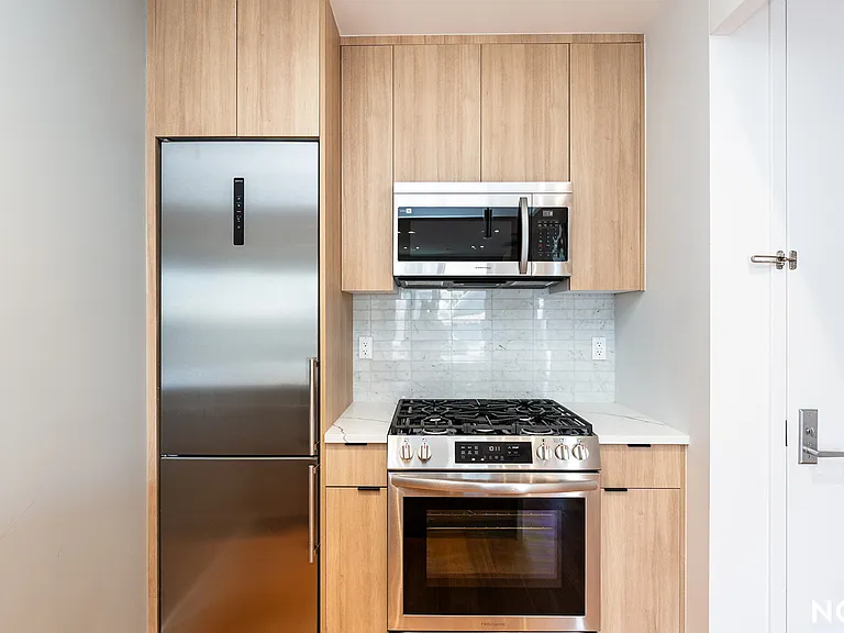 675 E 32nd St #35 — Photo 3