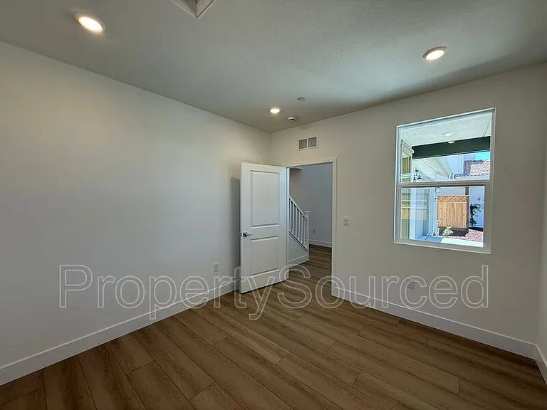 1336 N Martorella Ave — Photo 23