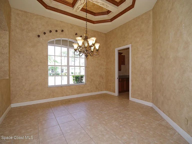 9400 Scarborough Ct — Photo 4