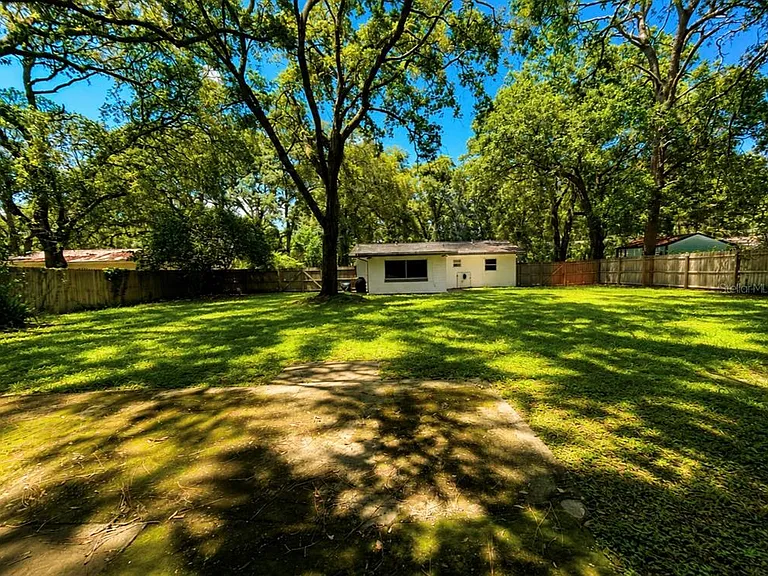 1116 E Winnemissett Ave — Photo 10