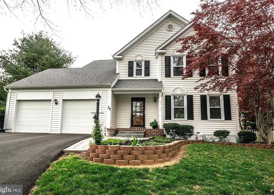 Well maintained home in Hampton Oaks community