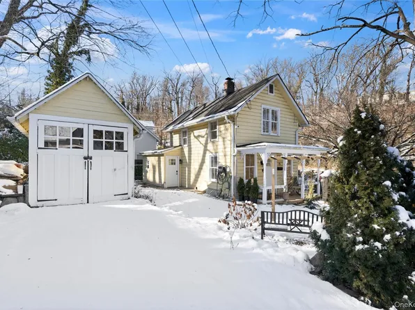 15 Hicks St, Roslyn, NY 11576