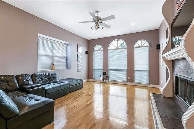 3 bed, 2.5 bath, 2005 sqft, $2,800 — Photo 2