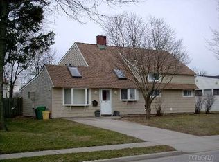 32 Angle Ln, Hicksville, NY 11801