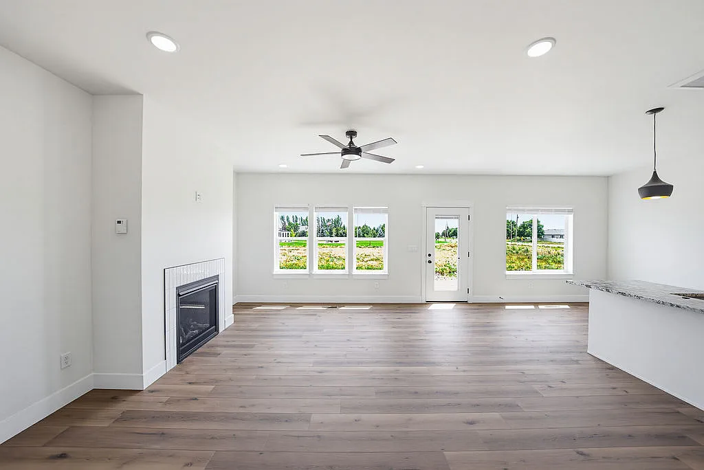 5 bed, 2810 sqft, $2,750 — Photo 2
