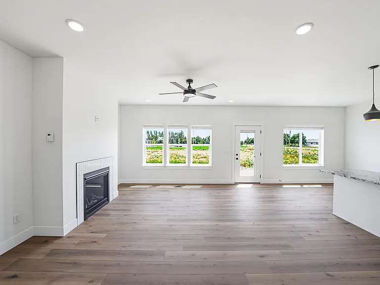 475 E River Ln — Photo 2