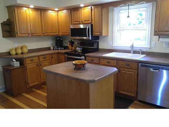 3rd image of 115 Michael Ln