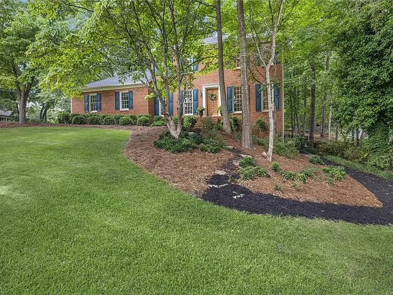 601 Spring Creek Way NE — Photo 2
