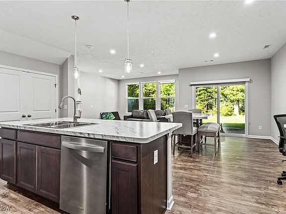 3rd image of 840 Woodside Dr