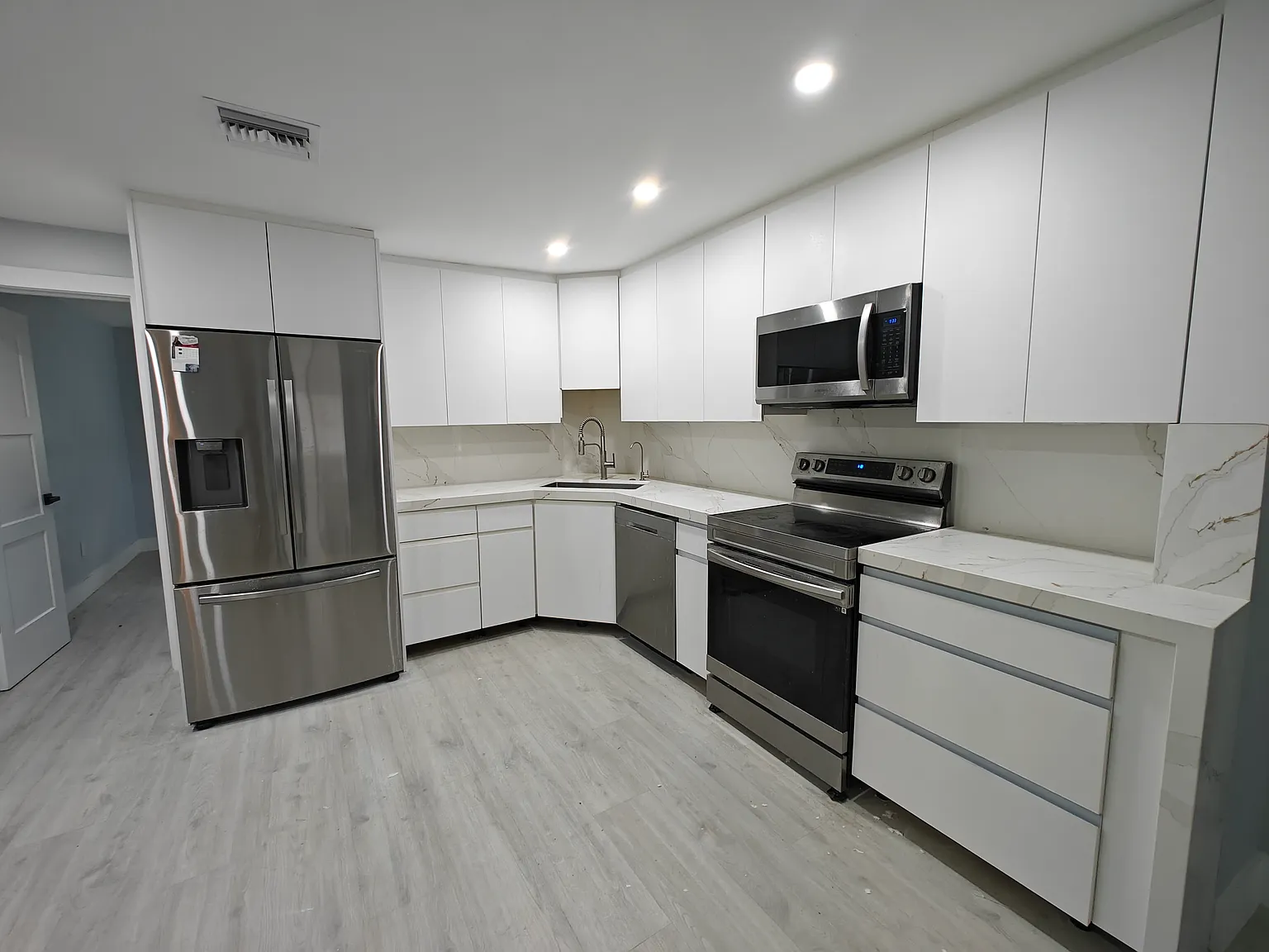 3 bed, 1045 sqft, $2,600 — Photo 1