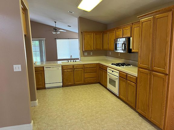 3rd image of 2811 E Muncie Ave