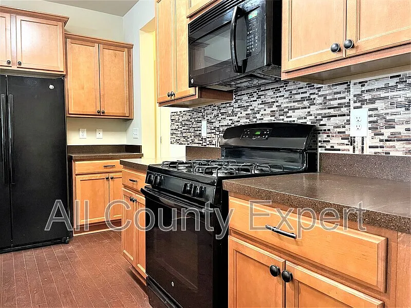 3 bed, 2.5 bath, 1760 sqft, $2,050 — Photo 3