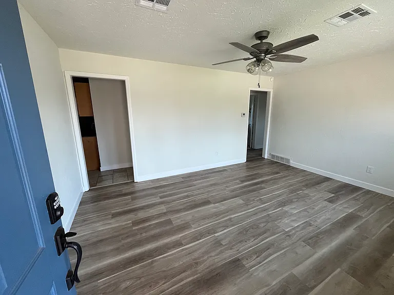 137 W Rose Dr — Photo 2