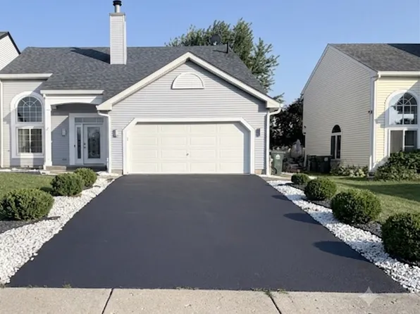 9 E Country Walk Dr, Round Lake Beach, IL 60073