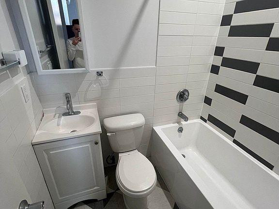 3rd image of 8 Verona Pl #2A