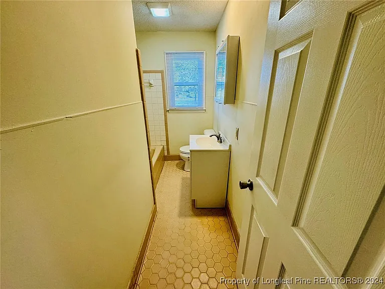 105 E Railroad St — Photo 15
