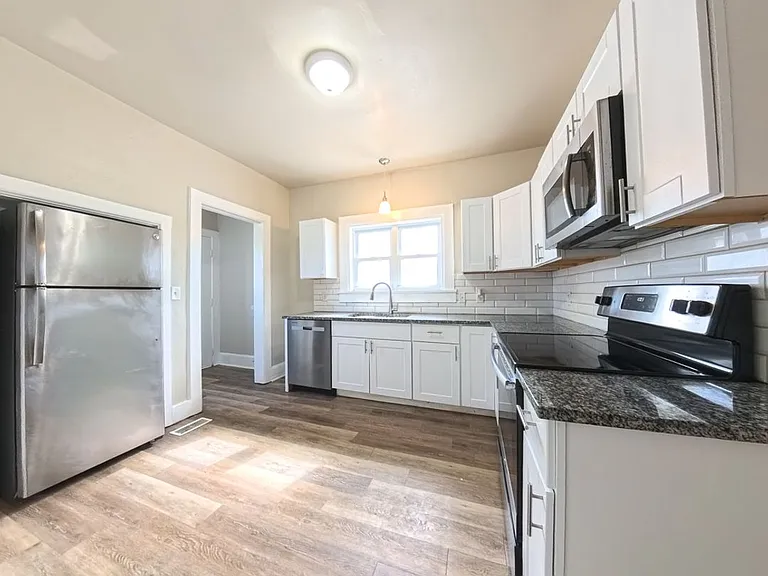 3303 University Ave — Photo 12