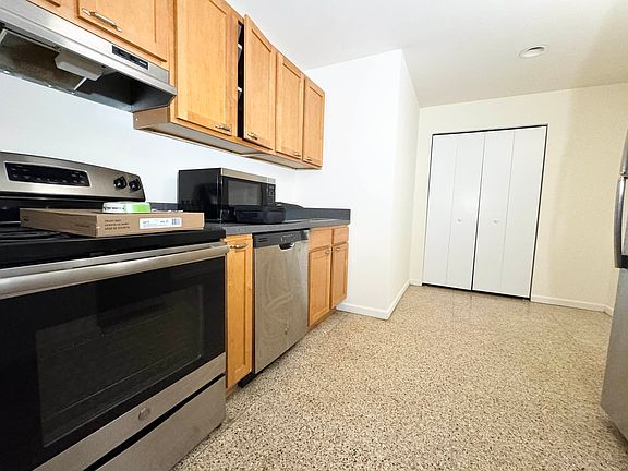 2nd image of 2737 27th St APT 1J