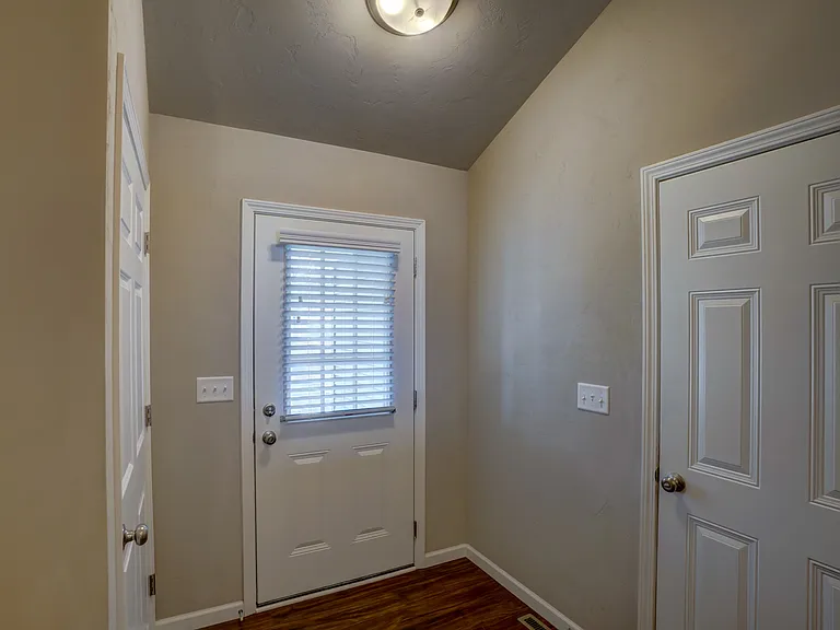 826 Thompson Dr — Photo 8