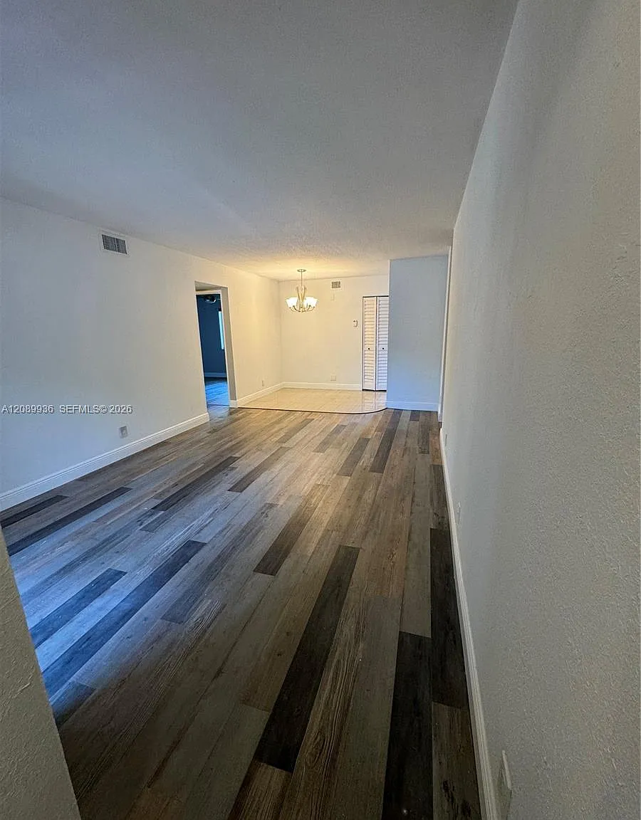 Gardens North One Condo — Photo 1