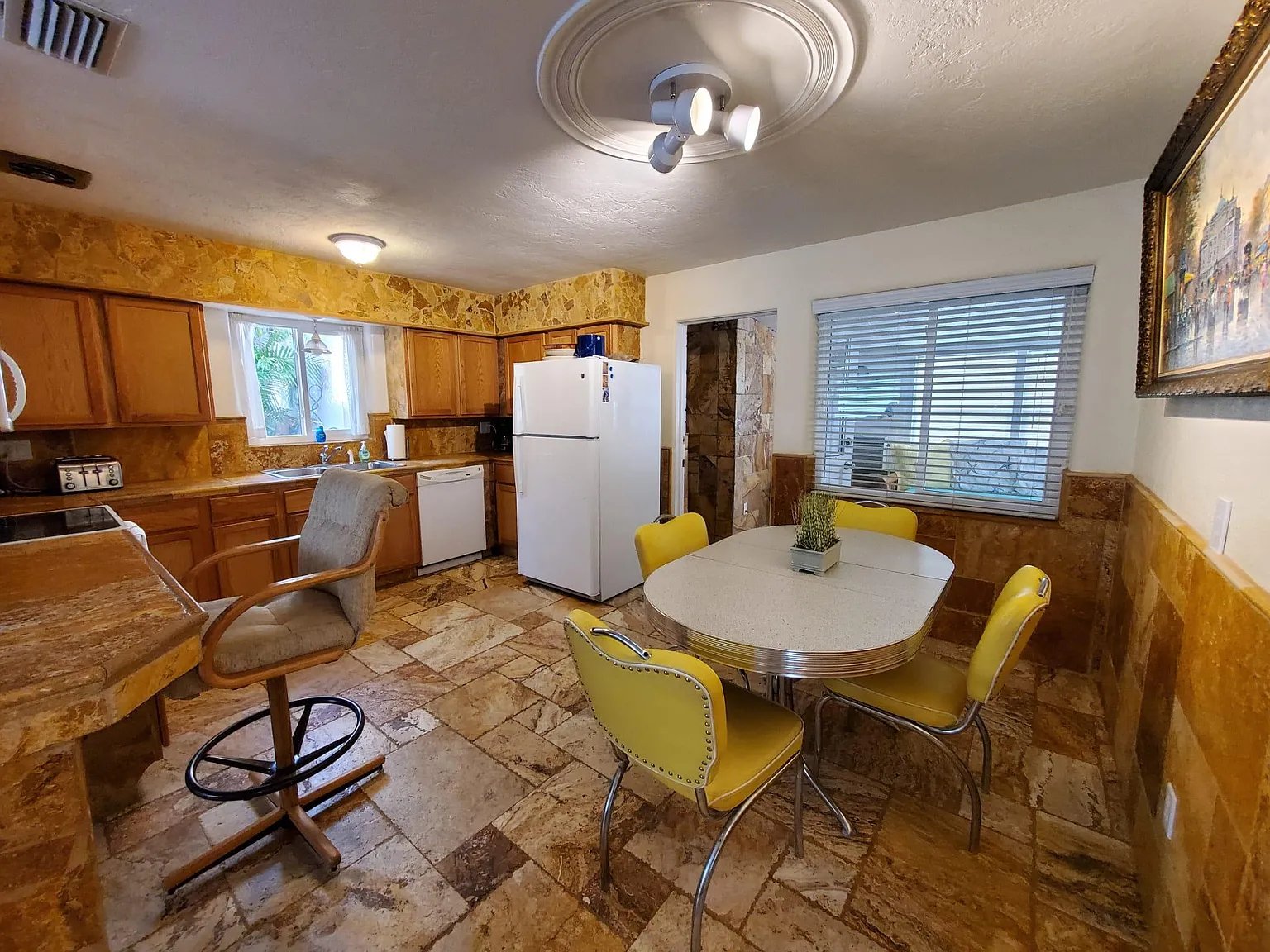 403 N Pine St — Photo 4