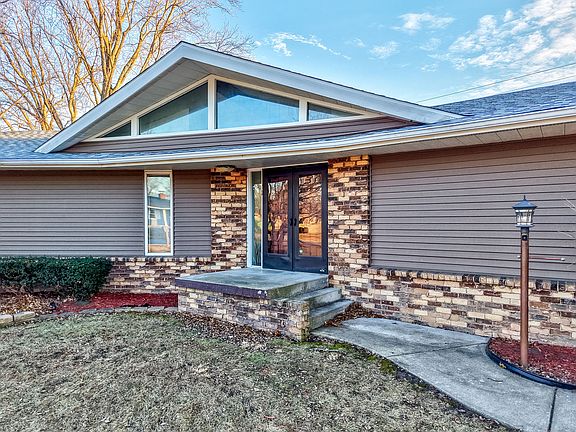 2nd image of 1 Old Orchard Ln