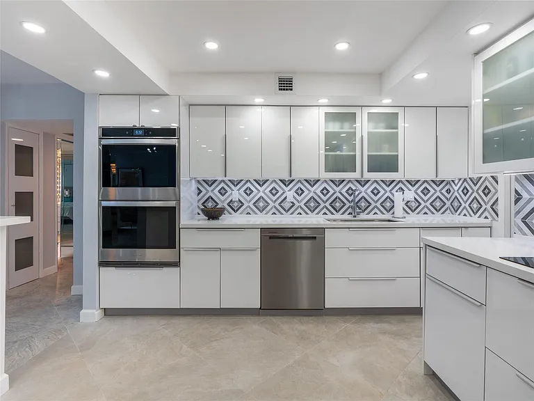 2850 N Palm Aire Dr #601 — Photo 13