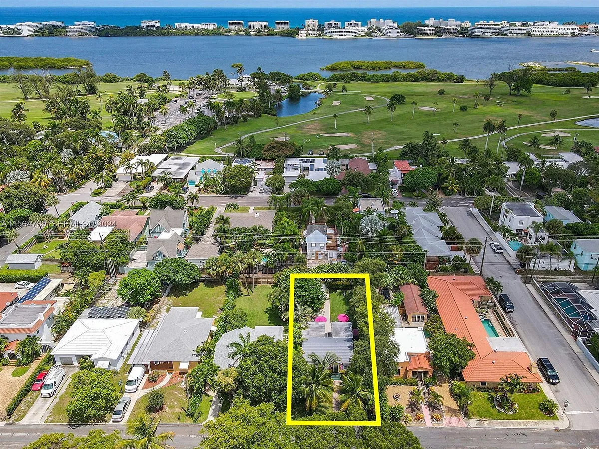 Building Photo - 612 N Palmway