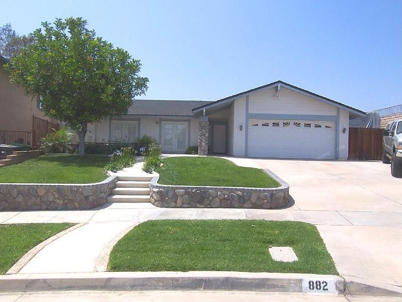 Great Curb Appeal!