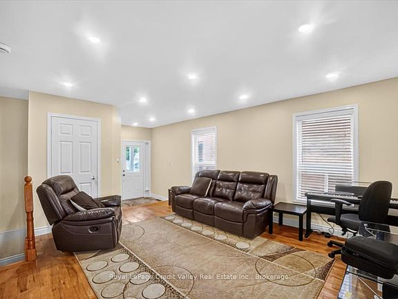 4th image of 43 Coppermill Dr