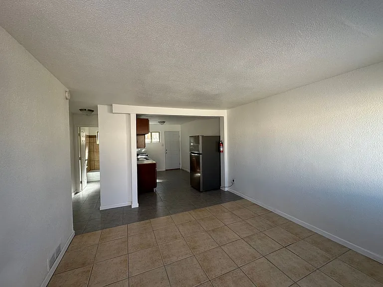 Spacious 2 Bedroom Apartment with Private Backyard — Photo 11