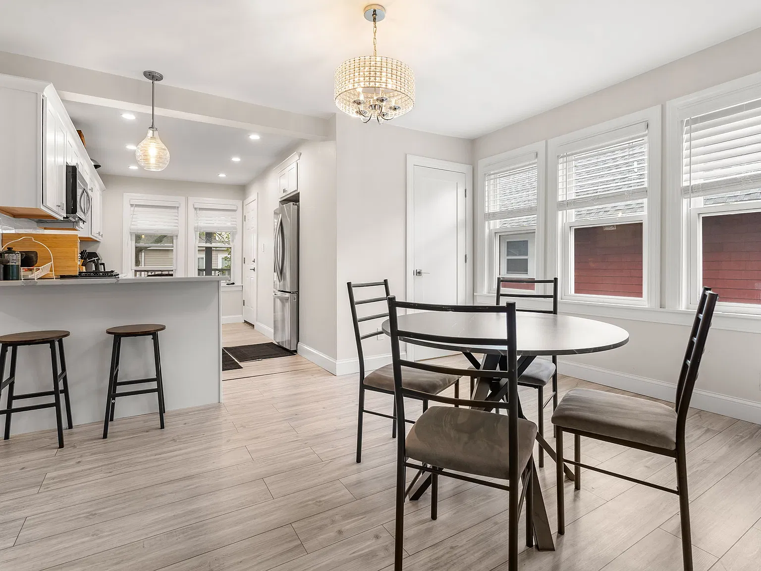 3 bed, 1.5 bath, 1100 sqft, $3,800 — Photo 3