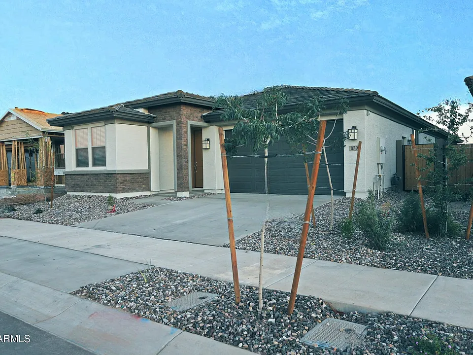 879 W Finch Dr
