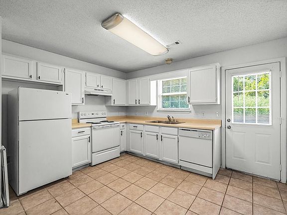 4th image of 3505 SW Victoria Pl