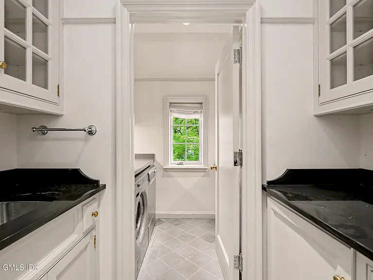 183 E Putnam Ave #CARRIAGE HOUSE — Photo 26