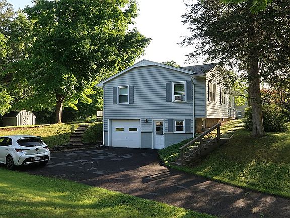 3rd image of 2207 Pine Dr