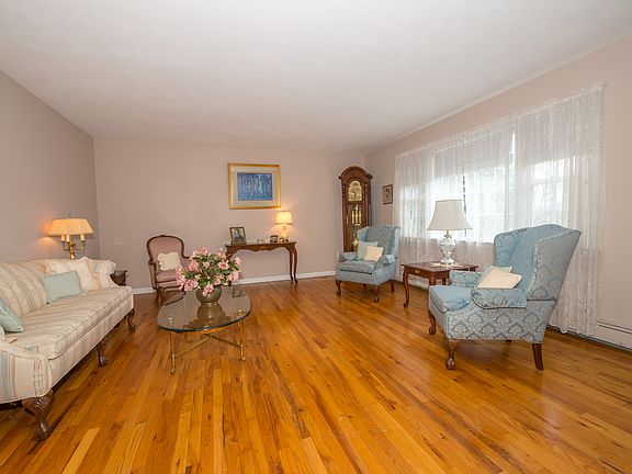 4th image of 28 Richie Ct N