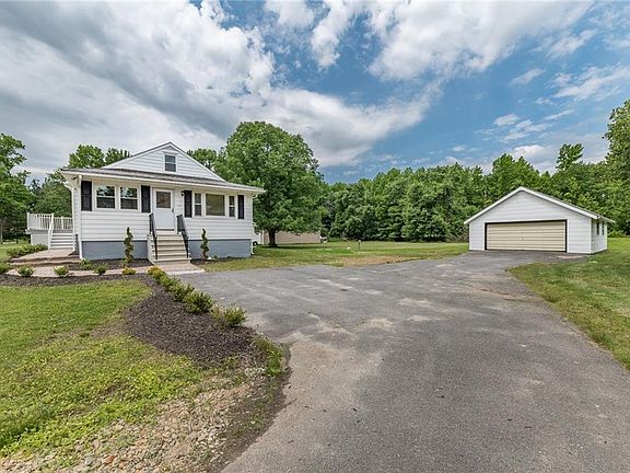 5th image of 129 Fresh Ponds Rd