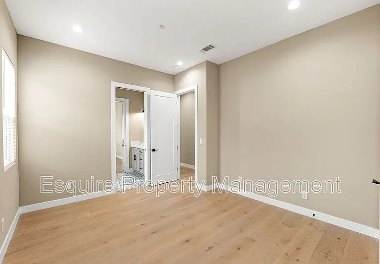545 Carty Dr — Photo 15