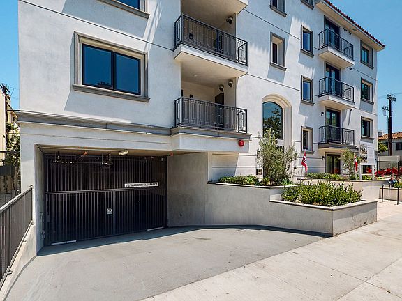 2nd image of 1070 S Bedford St #201