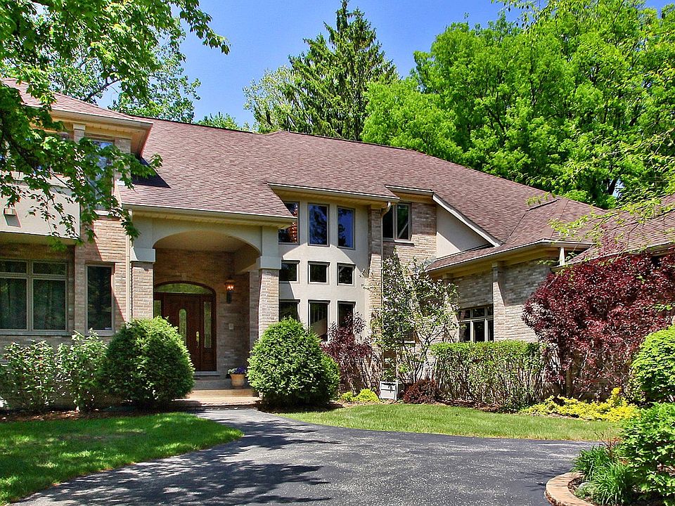1st image of 27 Essex Ln
