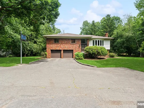 31 Brook St, Closter, NJ 07624