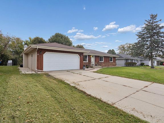 2nd image of 1002 Somerset Dr