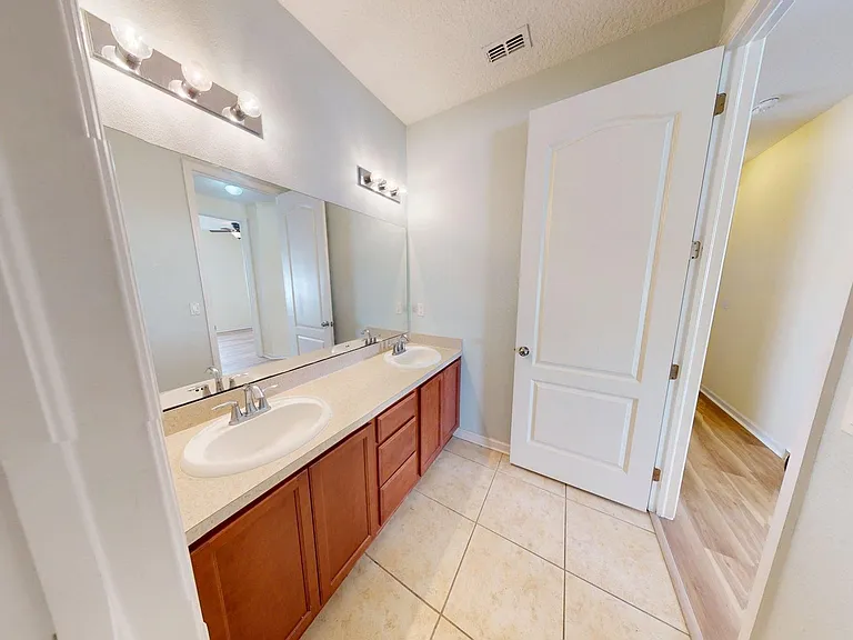 15707 Lexington Park Blvd — Photo 37