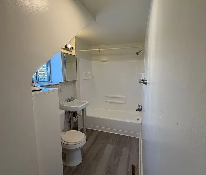 717 W Market St #A — Photo 5