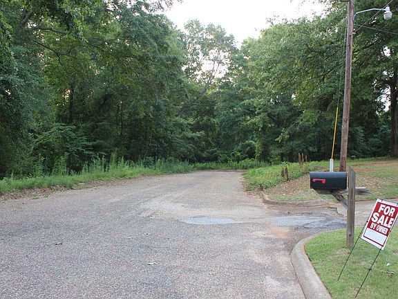 4th image of 23 Dogwood Dr