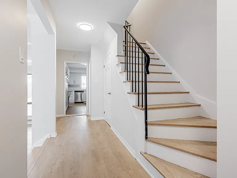 207 Davisville Ave — Photo 8