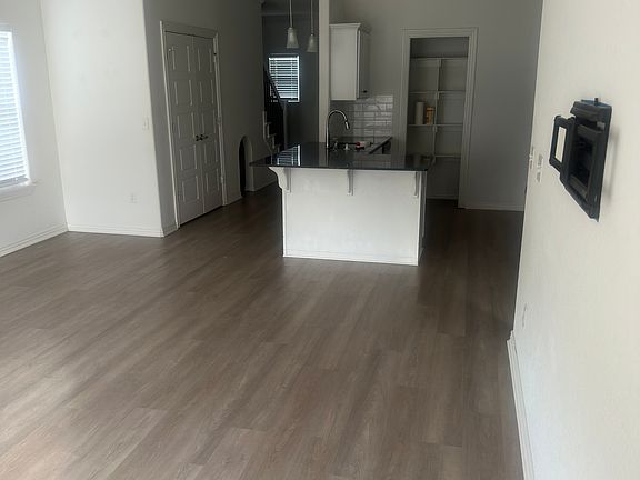 5th image of 1021 Lakeview Dr
