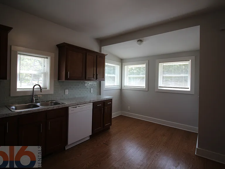 858 Dayton St SW — Photo 4